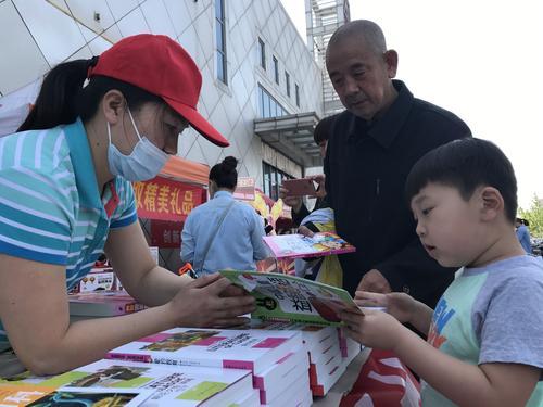 “迎書博.讀書好”文化惠民大篷車活動(dòng)走進(jìn)保龍倉超市