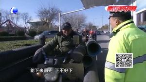 超長(zhǎng)三輪車(chē)上路 司機(jī)難下車(chē)