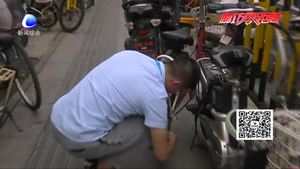 便道變身“停車點(diǎn)”讓行人“無(wú)路可走”