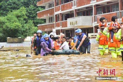 6月9日至10日，江西省龍南縣普降暴雨，該縣地勢(shì)低洼的楊村鎮(zhèn)中心小學(xué)師生被洪水圍困。危急時(shí)刻，當(dāng)?shù)匮杆俳M織武警、消防等力量奔赴救援。由于橡皮艇有限，不少救援人員讓學(xué)童們騎在自己肩上，加快撤離被洪水圍困的學(xué)校。截至10日17時(shí)，該小學(xué)1309名師生全部安全轉(zhuǎn)移。文/葉波 王劍 圖/葉波