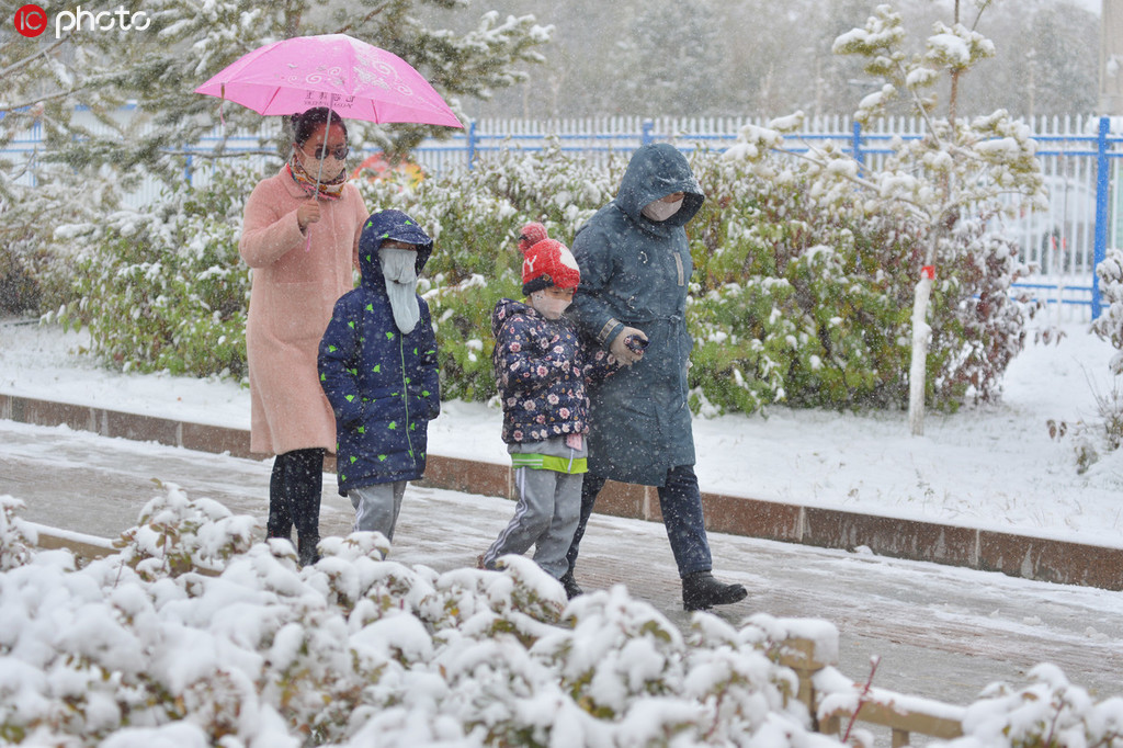 10月22日，冒雪出行的市民。