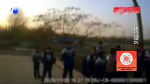 零距離·交通：核載7人實載17人 三河交警查獲一輛接送學生超員車