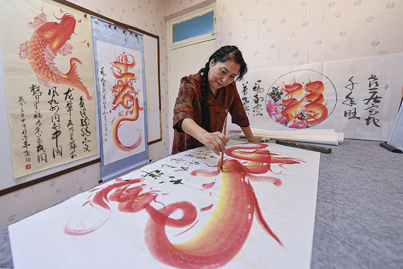 圖為廊坊市廣陽區(qū)，“魚書”非遺傳承人高文清在繪制”魚書“。.jpg