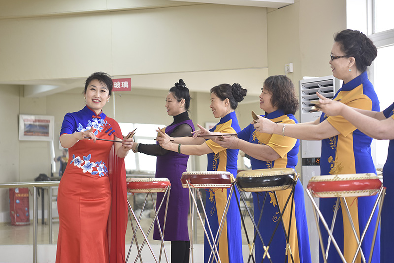 圖為廊坊市廣陽區(qū)郭寶艷曲藝家工作室，郭寶艷在為社員們在排練京東大鼓節(jié)目。.jpg