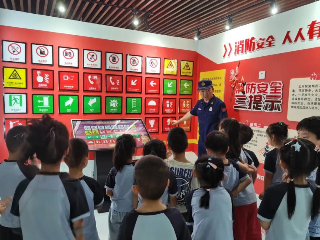 2張世超結(jié)合自身專業(yè)知識為幼兒園小朋友們現(xiàn)場講解消防安全知識。.jpg