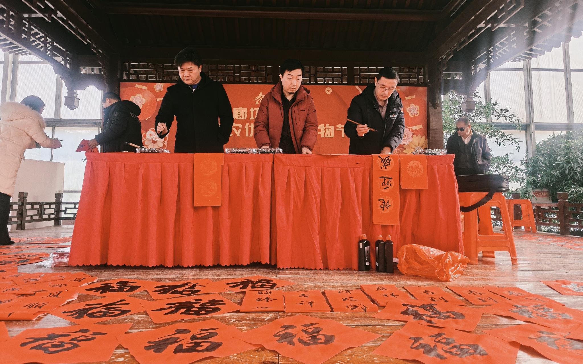 書(shū)法名家現(xiàn)場(chǎng)書(shū)寫(xiě)、贈(zèng)送春聯(lián).jpg